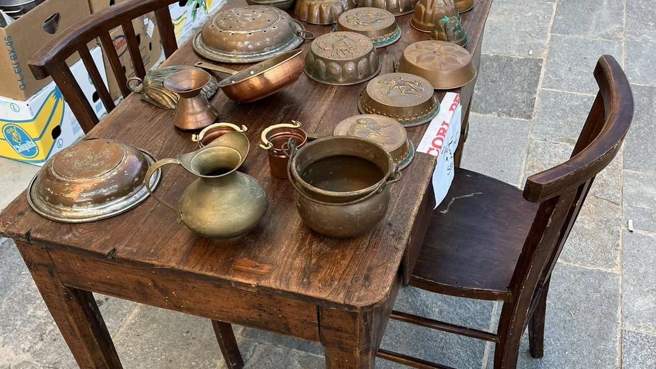 Il mercatino del riuso. tiene dalle 8 alle 18 in piazza degli Alpini, nota anche come Piazza del mercato, tradizionalmente la prima domenica del mese Il mercatino del riuso. tiene dalle 8 alle 18 in piazza degli Alpini, nota anche come Piazza del mercato, tradizionalmente la prima domenica del mese