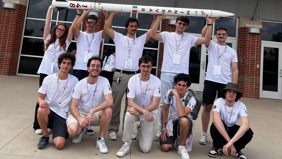 Il team mostra il razzo Minerva per cui Gioiele ha progettato il sistema Mulerna Il team mostra il razzo Minerva per cui Gioiele ha progettato il sistema Mulerna