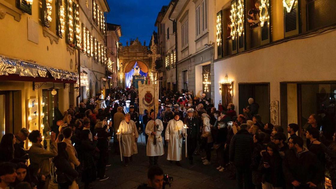 Triennale di Gesù Morto. Maxi folla alla processione. Pure il meteo si è inchinato