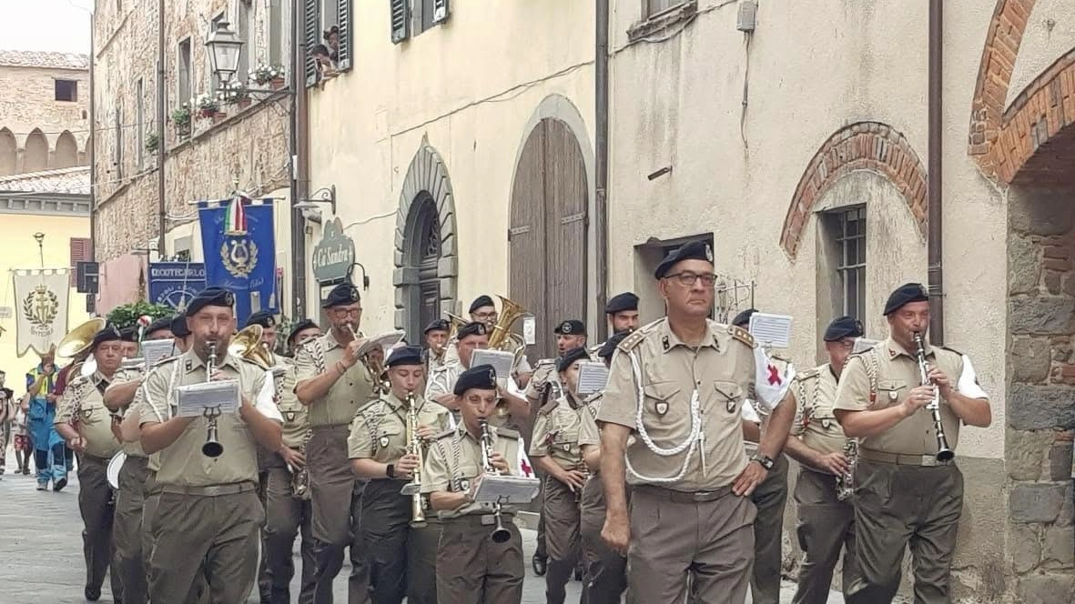 La Banda del Corpo Militare Volontario CRI del Centro di Mobilitazione Toscana, diretta dal maestro capitano Mauro Rosi La Banda del Corpo Militare Volontario CRI del Centro di Mobilitazione Toscana, diretta dal maestro capitano Mauro Rosi