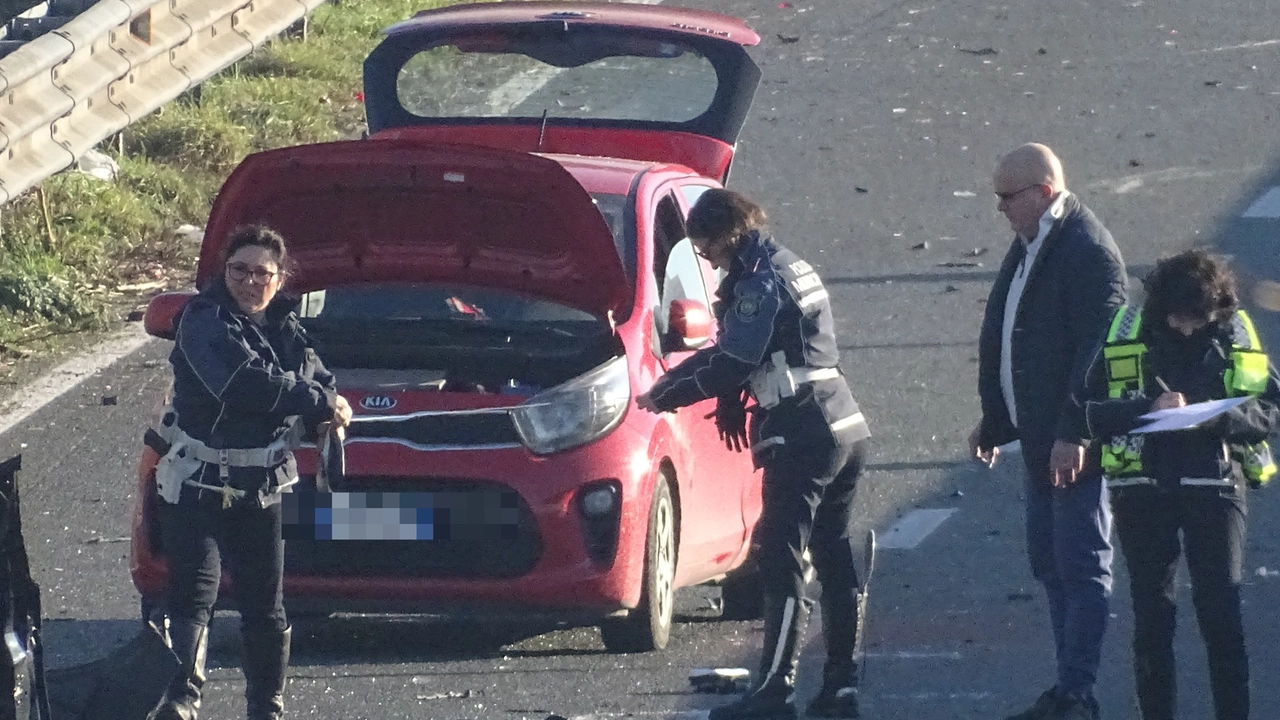 Incidente mortale sulla variante Aurelia, sul posto i vigili per effettuare i rilievi. Nel tragico schianto hanno perso la vita mamma e la nipote di 9 anni (Foto Umicini)