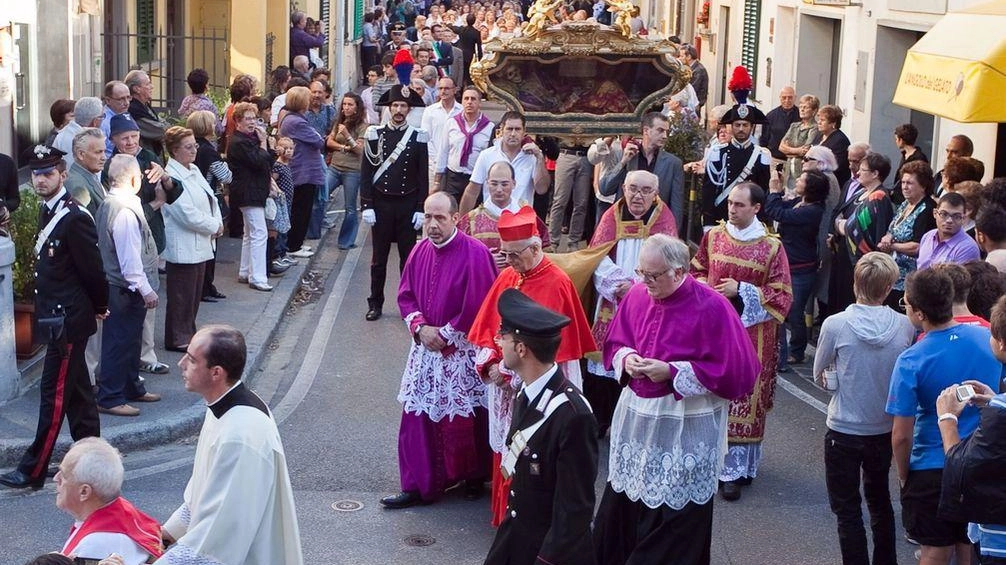 Un momento della processione con l’urna di San Pio in una delle edizioni passati della festa di Iolo Un momento della processione con l’urna di San Pio in una delle edizioni passati della festa di Iolo