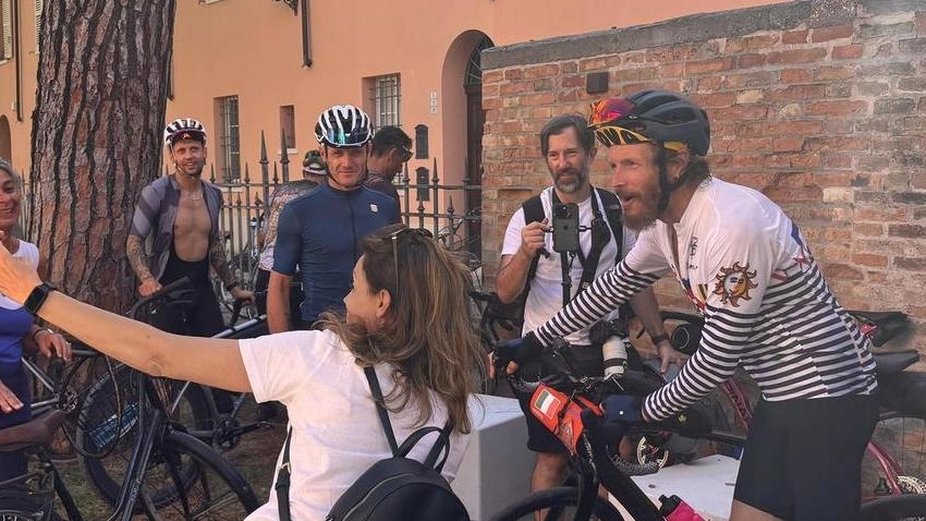 In sella alla sua bici ha percorso 770 chilometri in compagnia di campioni come Bennati e Bettini. Oggi le prove del concerto e domani la serata che lo vede protagonista nello scenario dei laghi di Fusine . . In sella alla sua bici ha percorso 770 chilometri in compagnia di campioni come Bennati e Bettini. Oggi le prove del concerto e domani la serata che lo vede protagonista nello scenario dei laghi di Fusine . .