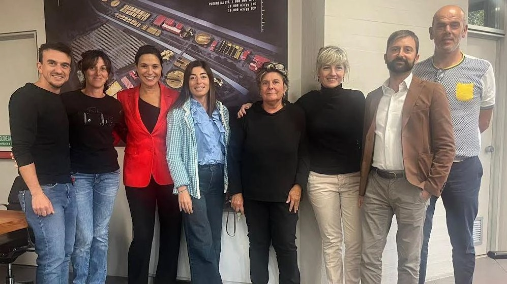 L’assessora Sonia Boldrini (terza da destra) all’incontro con la dirigenza di Aquarno e i tecnici del depuratore e del Comune L’assessora Sonia Boldrini (terza da destra) all’incontro con la dirigenza di Aquarno e i tecnici del depuratore e del Comune