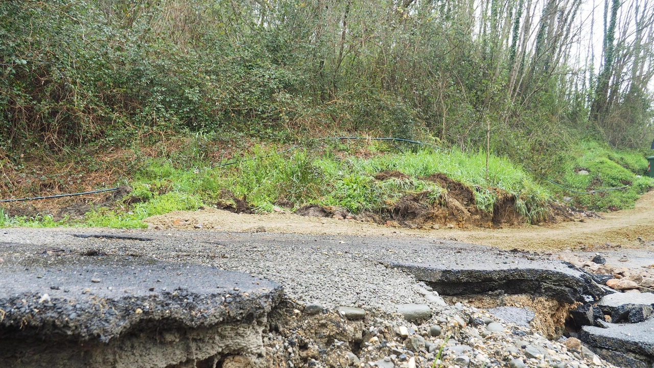Il cedimento dell’asfalto stradale in località Vescherana (. foto Borghesi