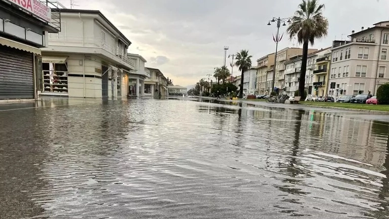La Passeggiata di Viareggio allagata La Passeggiata di Viareggio allagata