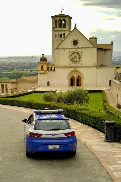 Terrore in un locale di Assisi. Palpeggia e molesta la barista minacciando titolari e clienti