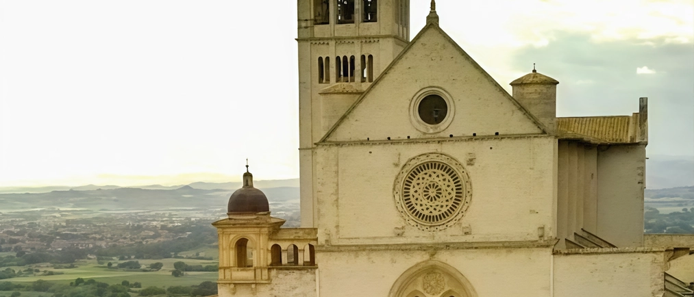 Terrore in un locale di Assisi. Palpeggia e molesta la barista minacciando titolari e clienti