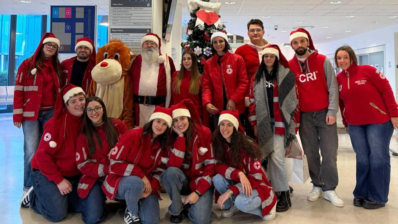 I volontari della Croce Rossa di Lucca in visita anche al reparto Pediatria dell’ospedale San Luca I volontari della Croce Rossa di Lucca in visita anche al reparto Pediatria dell’ospedale San Luca