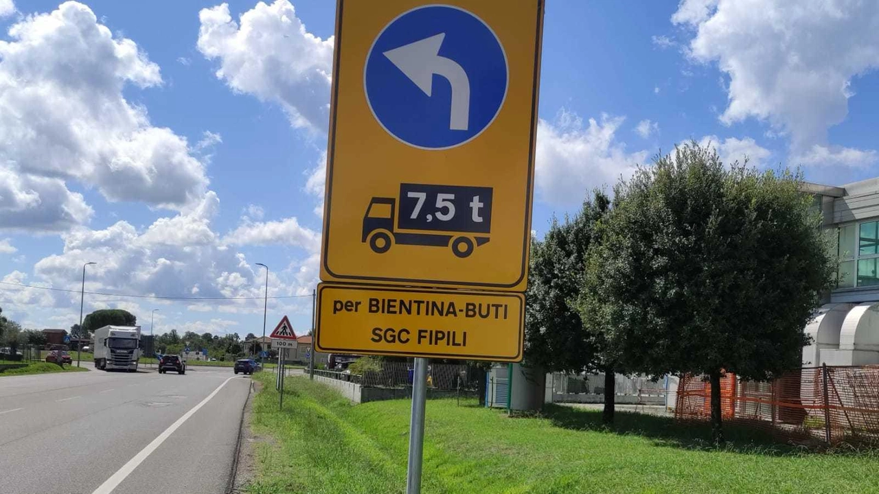 I cartelli apparsi sul territorio di Altopascio e che invitano gli autisti di camion a percorrere le strade alternative I cartelli apparsi sul territorio di Altopascio e che invitano gli autisti di camion a percorrere le strade alternative