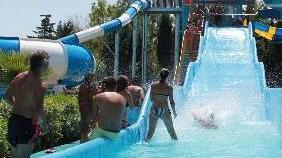 https://www.lanazione.it/image-service/view/acePublic/alias/contentid/YzlhZWY2MDMtN2UwMS00/0/lacqua-park-di-gallipoli-dove-un-bambino-e-morto-dopo-essere-caduto-in-piscina.jpeg?f=16:9&w=1200&h=630