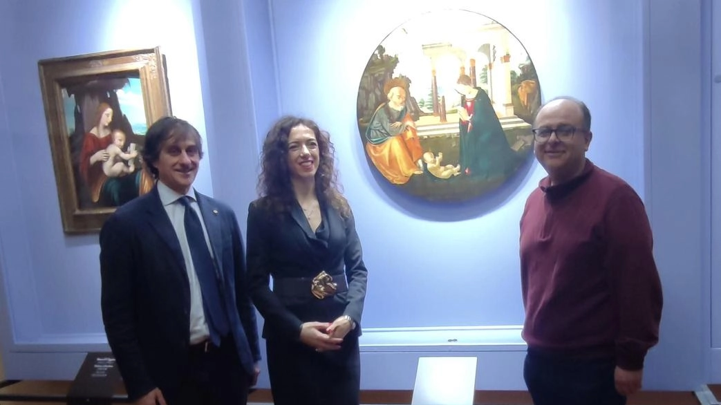 Da sinistra il sindaco Jacopo Ferri, Diana Vaccaro responsabile patrimonio artistico Bpm e Paolo Lapi
