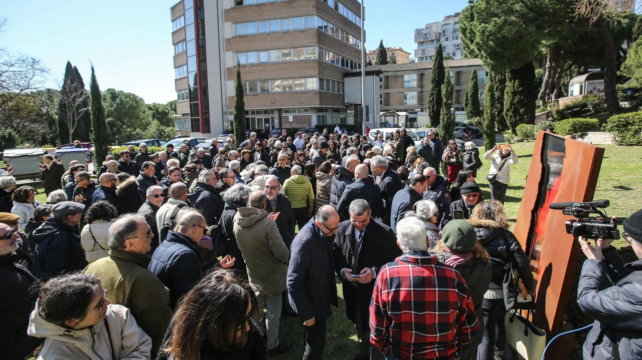 Tanti cittadini per l’inaugurazione del monumento in piazzale Europa