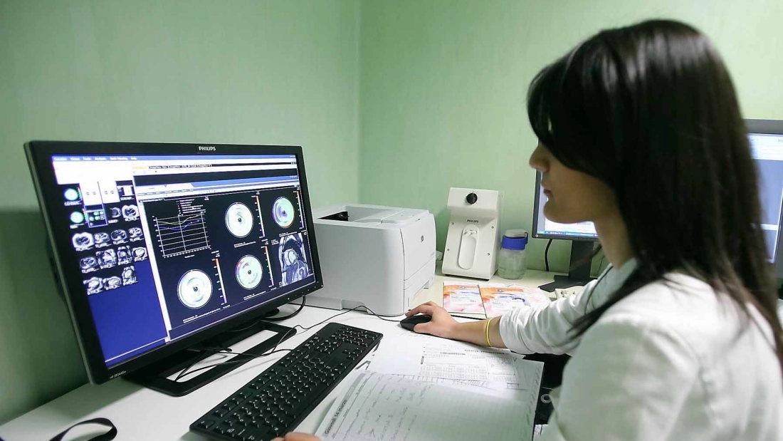 Nella foto d’archivio, un medico in servizio in un reparto di Radiologia