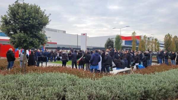 La manifestazione davanti ai cancelli di Abb La manifestazione davanti ai cancelli di Abb