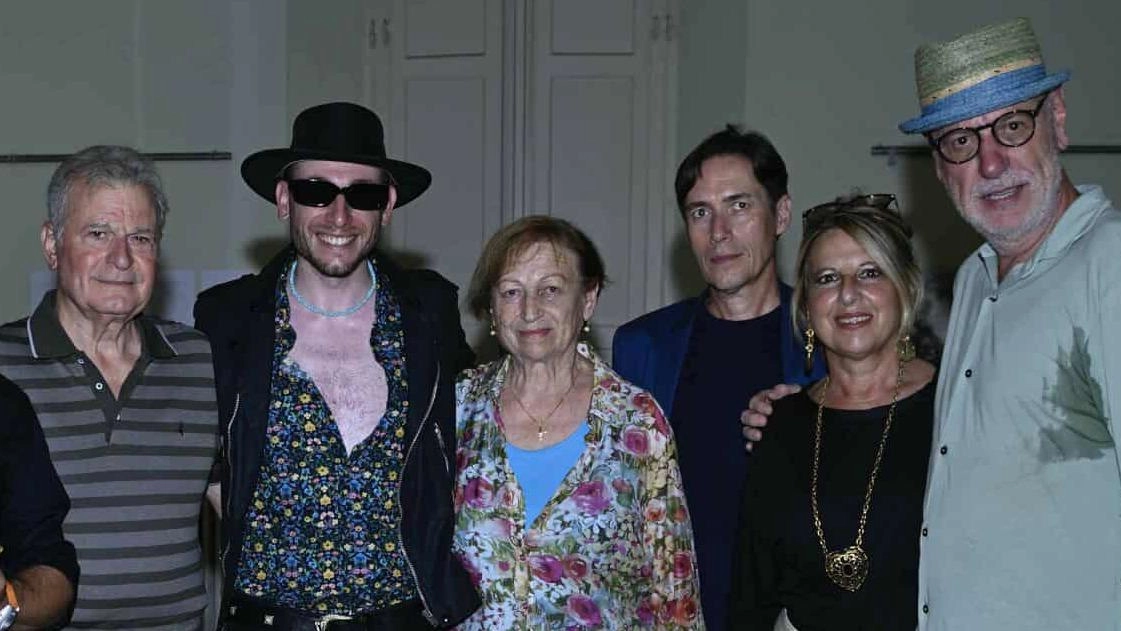 Le opere dell’artista hanno acceso l’estate di Villa Cuturi. Un’immersione tra pensiero e materia in sintonia col pubblico.