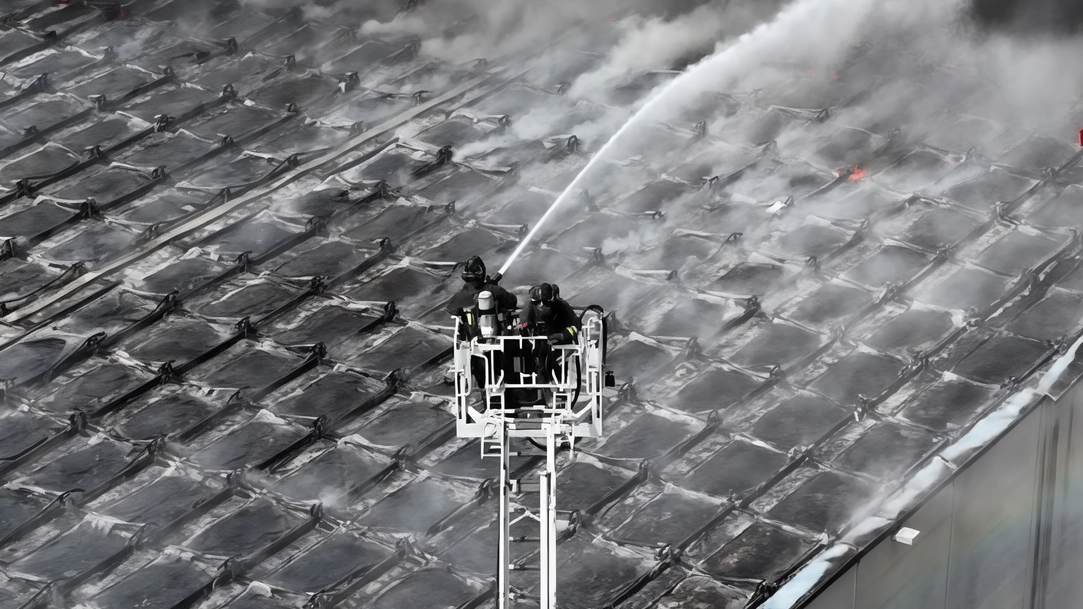 Il tetto del capannone industriale in fiamme (crediti foto: vigili del fuoco) Il tetto del capannone industriale in fiamme (crediti foto: vigili del fuoco)