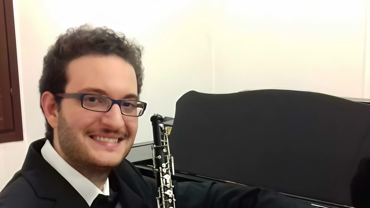 Fabio Giovannetti, oboista e insegnante, collaboratore della Camerata. Suonerà insieme a Maria Naldi (flauto traverso), Pietro Incatasciato (contrabasso) Fabio Giovannetti, oboista e insegnante, collaboratore della Camerata. Suonerà insieme a Maria Naldi (flauto traverso), Pietro Incatasciato (contrabasso)