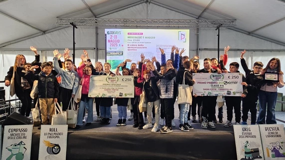 La 4 A della scuola primaria Sandro Pertini di Fornacette, che ha vinto il primo premio nella categoria delle scuole elementari. Ieri mattina i bambini sono stati premiati nella sede di Ecofor service Spa a Gello La 4 A della scuola primaria Sandro Pertini di Fornacette, che ha vinto il primo premio nella categoria delle scuole elementari. Ieri mattina i bambini sono stati premiati nella sede di Ecofor service Spa a Gello