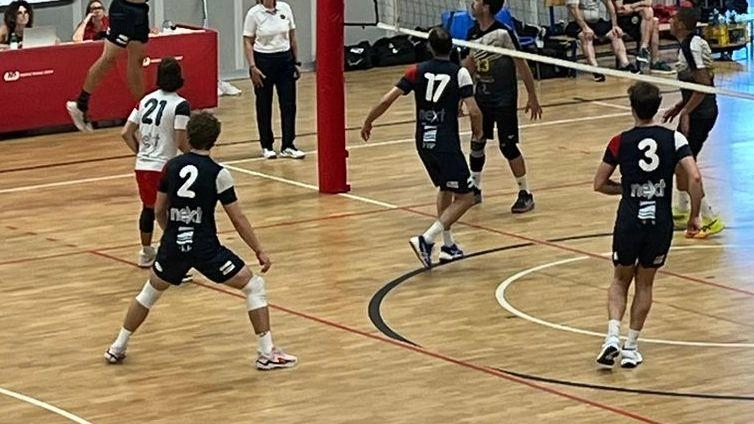 Una spettacolare e incisiva azione d’attacco della Pallavolo Massa Carrara