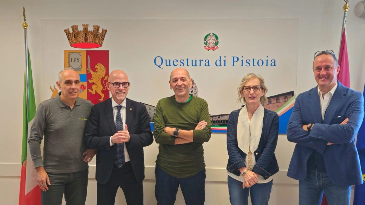 Il questore. Dalpiaz, ha salutato Luca Boschi, Leonardo Meucci, Adriana Capogrosso e Maurizio Baldassarri Il questore. Dalpiaz, ha salutato Luca Boschi, Leonardo Meucci, Adriana Capogrosso e Maurizio Baldassarri