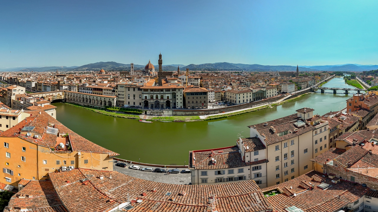 L'esperto che ha tirato giù la gru degli Uffizi: “Rimossa con i joystick, una manovra tra i capolavori”