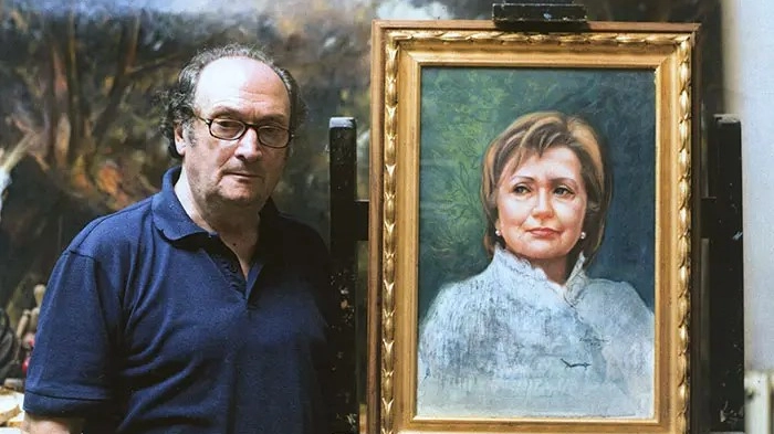 Il pittore Enrico Fornaini con il celebre ritratto di Hillary Clinton Il pittore Enrico Fornaini con il celebre ritratto di Hillary Clinton