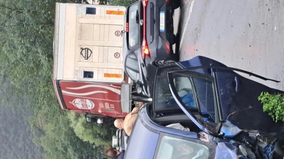 L’auto finita fuori strada sulla Statale del Brennero (o via Nuova per PIsa) dopo lo scontro semifrontale con il camion che si vede sullo sfondo L’auto finita fuori strada sulla Statale del Brennero (o via Nuova per PIsa) dopo lo scontro semifrontale con il camion che si vede sullo sfondo