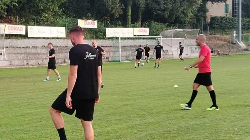 Marco Benesperi in campo insieme ad alcuni dei suoi ragazzi