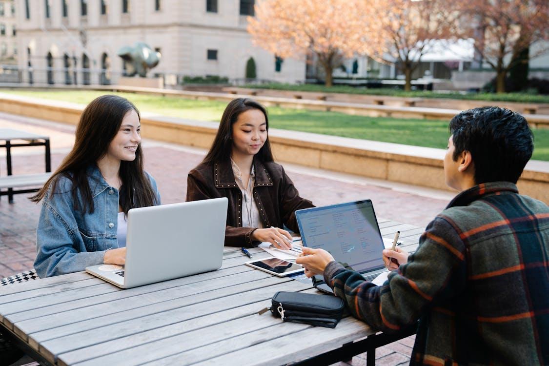 Borse di studio fino a 7mila euro per gli studenti liguri fuori sede Borse di studio fino a 7mila euro per gli studenti liguri fuori sede
