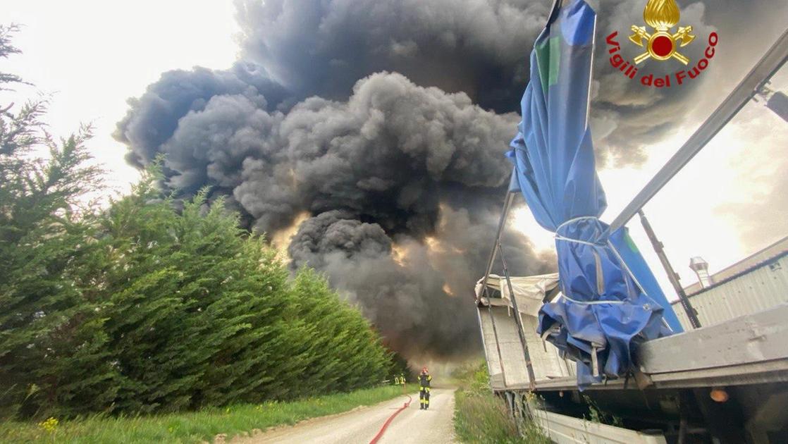 incendio di materiale plastico all8217esterno di una ditta colonna di fumo visibile a chilometri