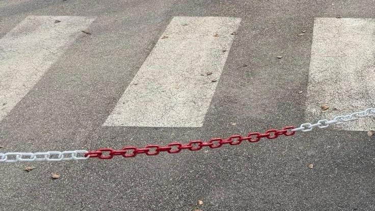Un gruppo di dipendenti di SagemCom all’esterno dell’azienda