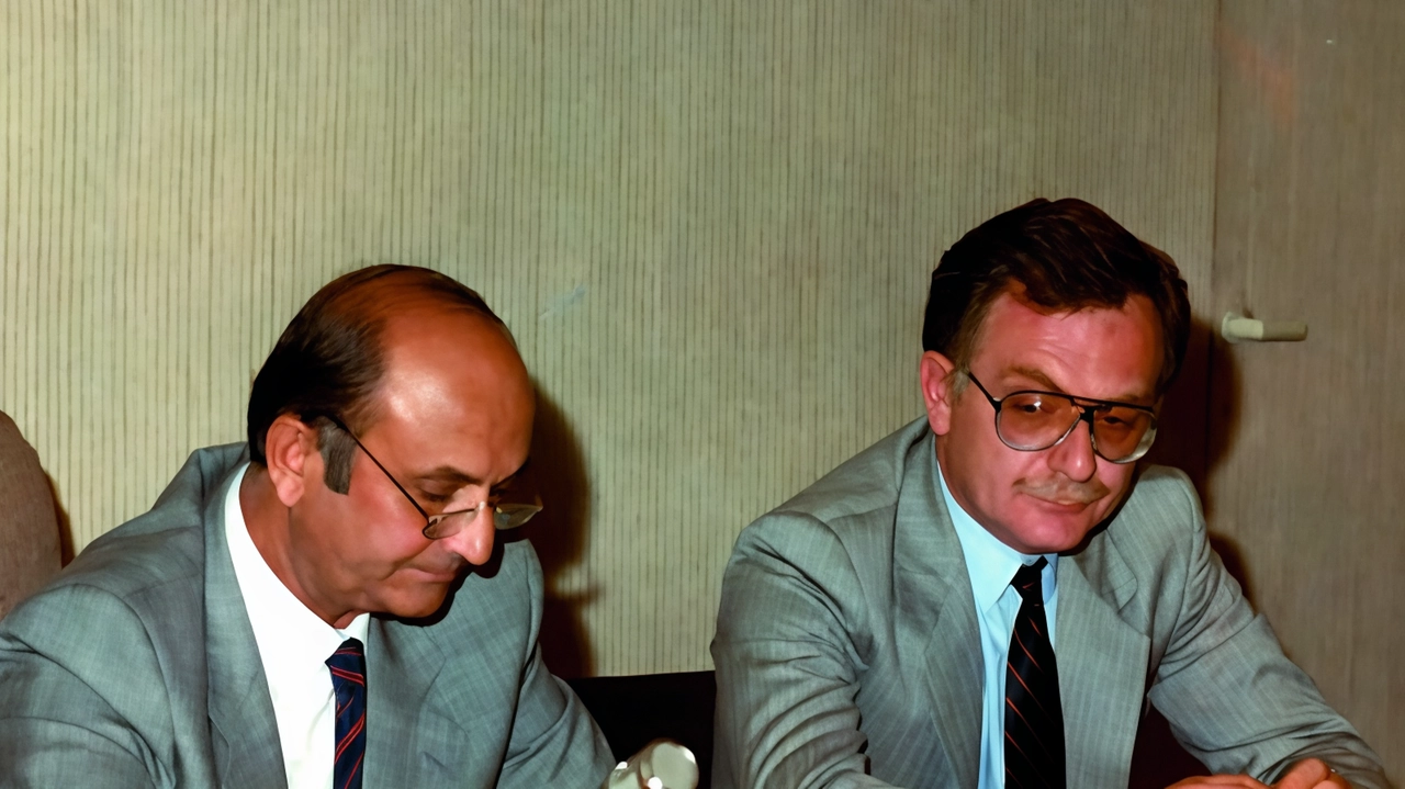 Nel 1974 nacque l’idea di replicare in città il modello americano di informazione. Chi passeggiava sulla via principale del centro si fermava a guardare gli schermi. Nel 1974 nacque l’idea di replicare in città il modello americano di informazione. Chi passeggiava sulla via principale del centro si fermava a guardare gli schermi.