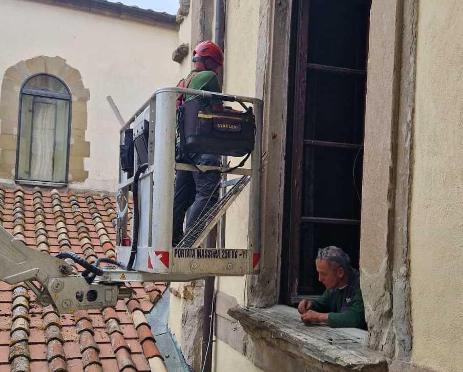 Nuovo impianto anti-piccioni. Installato sistema di difesa per proteggere il Comune