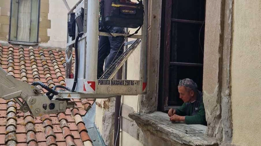Gli operai al lavoro a Palazzo delle Laudi per installare il nuovo sistema di allontanamento dei volatili dall’edificio Gli operai al lavoro a Palazzo delle Laudi per installare il nuovo sistema di allontanamento dei volatili dall’edificio