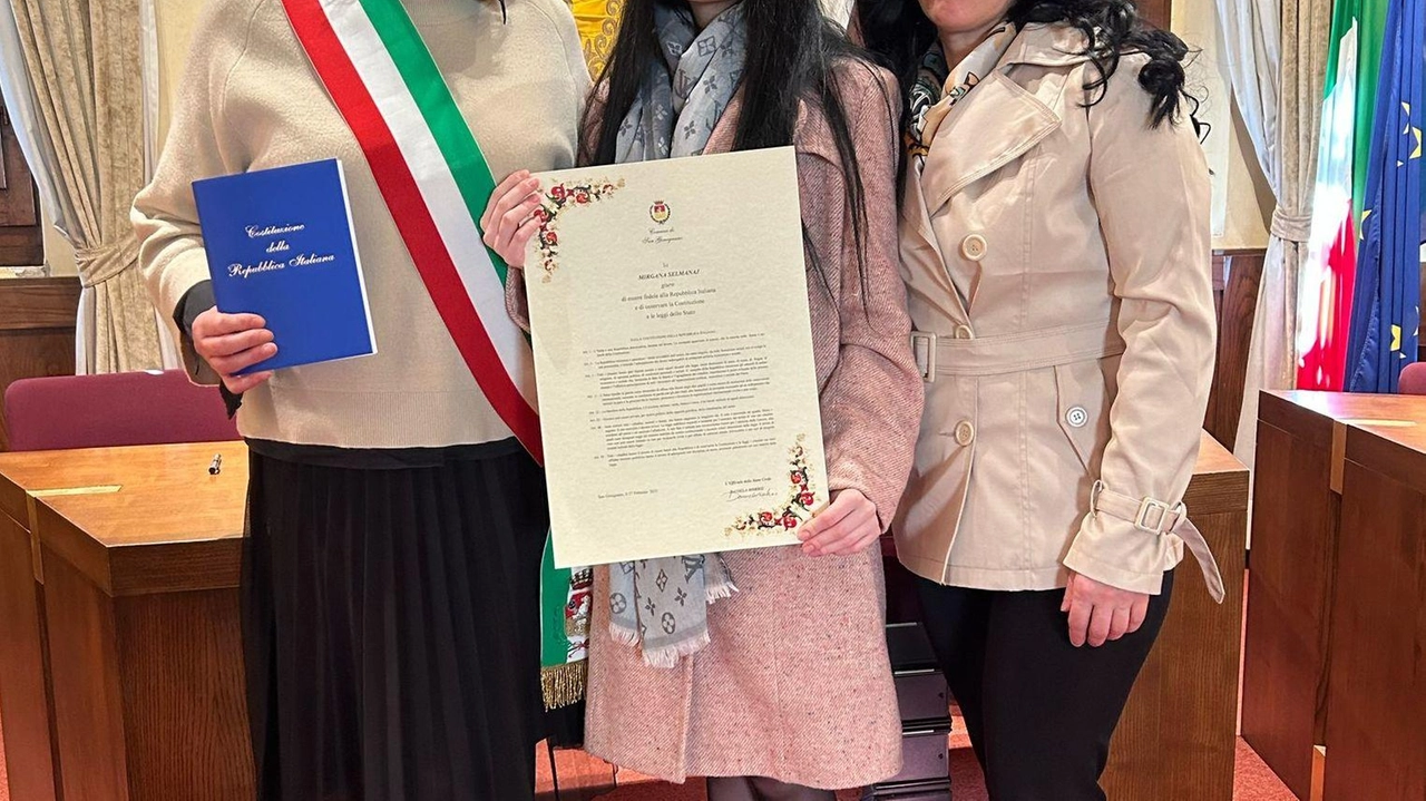 L’assessora Daniela Morbis con la giovanissima Mirgana Selmanaj e la mamma Giulia