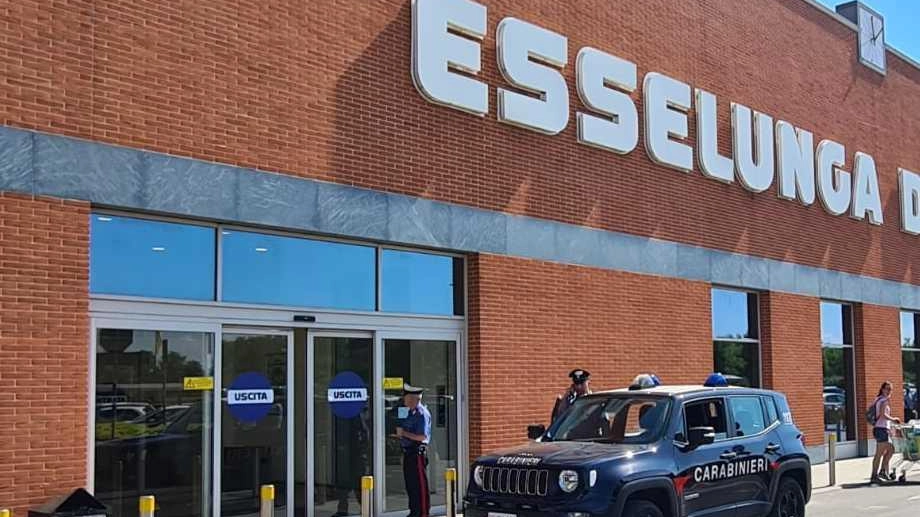 Le due erano fuggite con oltre 2600 euro di prodotti cosmetici ma sono state bloccate dai carabinieri dopo l’allarme dato dal supermercato Le due erano fuggite con oltre 2600 euro di prodotti cosmetici ma sono state bloccate dai carabinieri dopo l’allarme dato dal supermercato