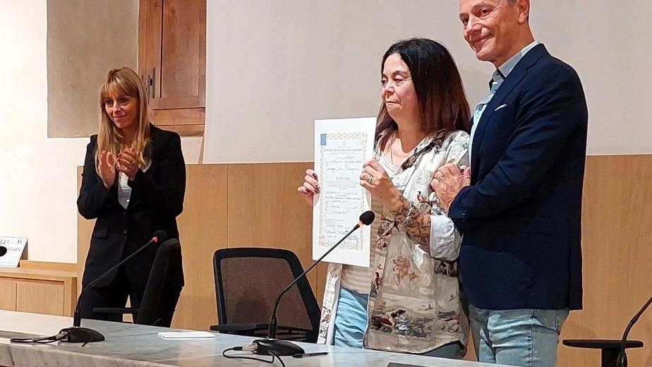 Mamma Simona ha ricevuto dalle mani del dirigente scolastico Germano Cipolletta il diploma del liceo artistico Mamma Simona ha ricevuto dalle mani del dirigente scolastico Germano Cipolletta il diploma del liceo artistico