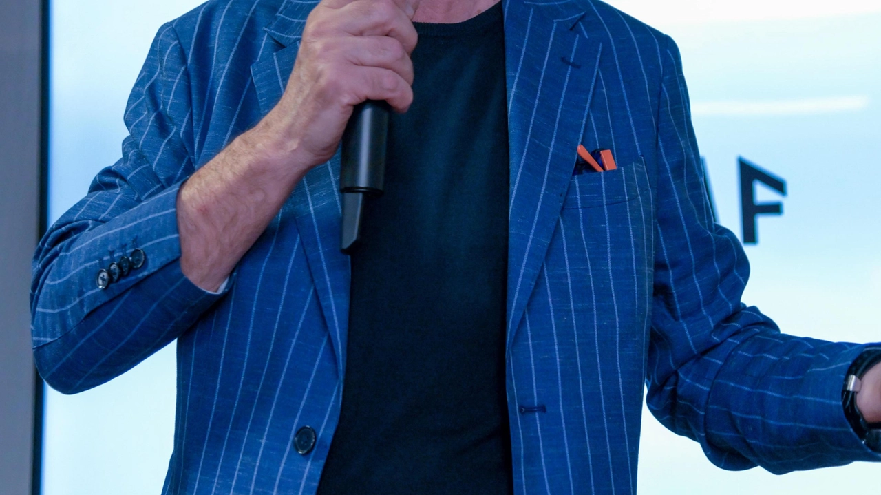 Apre il negozio di Andrea Calistri. I clienti potranno personalizzare. la propria borsa con colori e forma. Apre il negozio di Andrea Calistri. I clienti potranno personalizzare. la propria borsa con colori e forma.