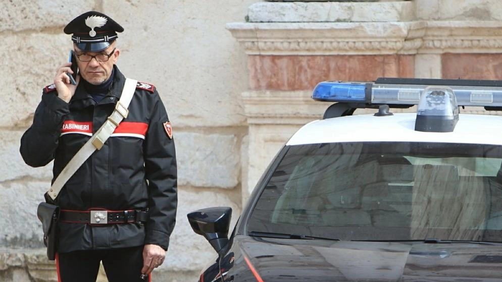 I carabinieri, giunti sul posto, hanno trovata la donna in strada preoccupata perché il marito, che era ancora all’interno della casa: per futili motivi poco prima aveva litigato con lei iniziando a rompere piatti e vari suppellettili (foto d’archivio) I carabinieri, giunti sul posto, hanno trovata la donna in strada preoccupata perché il marito, che era ancora all’interno della casa: per futili motivi poco prima aveva litigato con lei iniziando a rompere piatti e vari suppellettili (foto d’archivio)