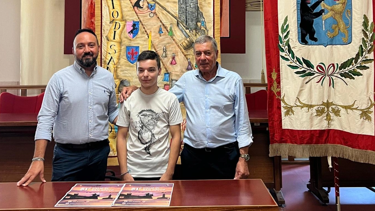 Giovanni Tancredi con alle spalle il palio insieme al sindaco Valerio Pianigiani Giovanni Tancredi con alle spalle il palio insieme al sindaco Valerio Pianigiani