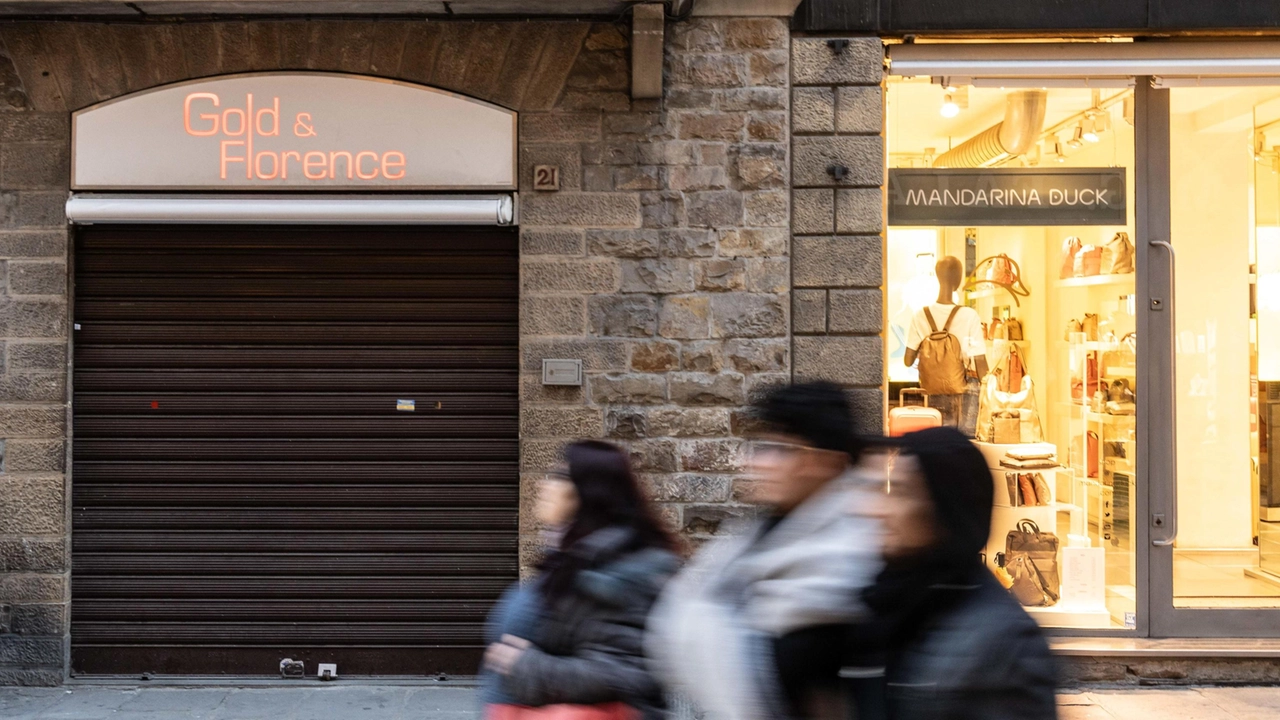 Via Por Santa Maria, albanese di 26 anni ha ’diretto’ i tre complici da fuori. Poi si è fatto consegnare la refurtiva. Indagini della polizia ancora in corso. Via Por Santa Maria, albanese di 26 anni ha ’diretto’ i tre complici da fuori. Poi si è fatto consegnare la refurtiva. Indagini della polizia ancora in corso.
