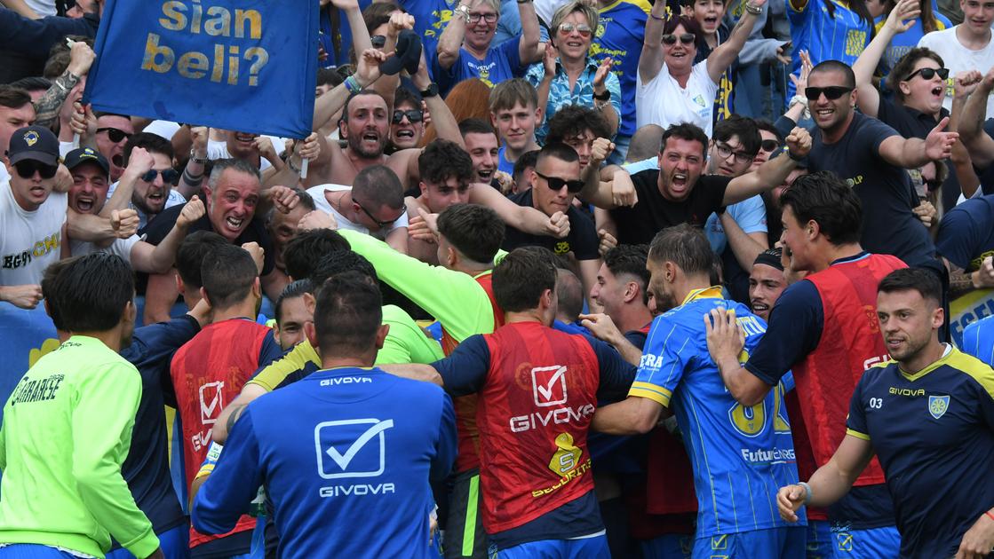 Serie B, il sogno continua: crescono i supporter al seguito della Carrarese Serie B, il sogno continua: crescono i supporter al seguito della Carrarese