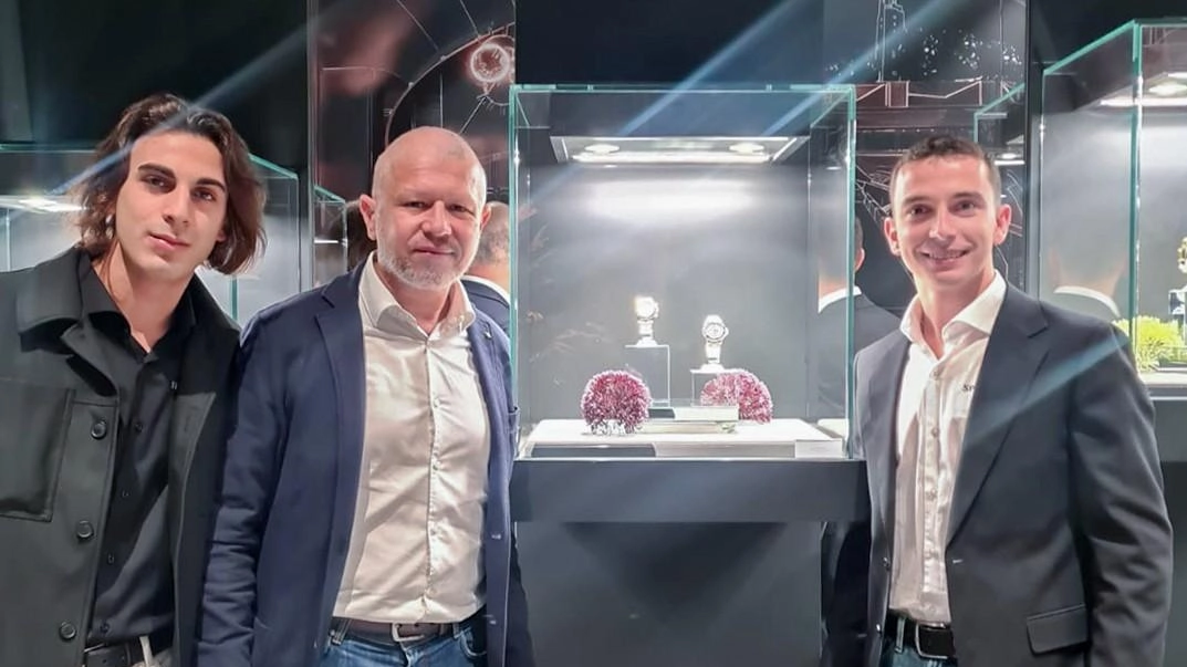 I due ventenni con il sindaco Simone Gigliolli nel giorno dell’inaugurazione della boutique di orologi di lusso a San Miniato I due ventenni con il sindaco Simone Gigliolli nel giorno dell’inaugurazione della boutique di orologi di lusso a San Miniato