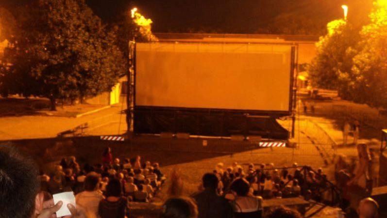 Il cinema estivo. dopo il Palio di luglio lascerà la tradizionale sede della Fortezza per trasferirsi allo stadio ’Artemio Franchi’ Il cinema estivo. dopo il Palio di luglio lascerà la tradizionale sede della Fortezza per trasferirsi allo stadio ’Artemio Franchi’