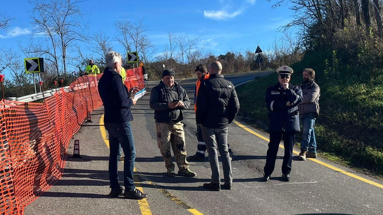Il sopralluogo tecnico sulla statale 68, chiusa al traffico dallo scorso venerdì nei pressi del bivio di Mazzolla per un movimento franoso Il sopralluogo tecnico sulla statale 68, chiusa al traffico dallo scorso venerdì nei pressi del bivio di Mazzolla per un movimento franoso