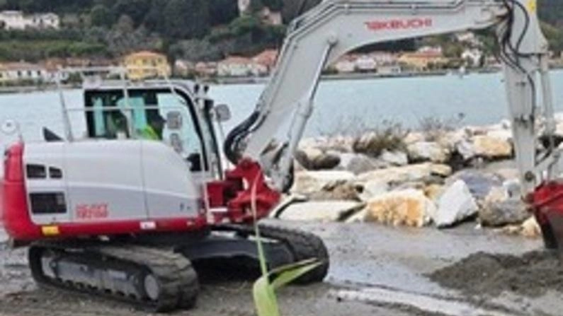 I mezzi meccanici impegnati nella rimozione del materiale che sta ostruendo l’uscita del canale Fabbricotti mettendo in pericolo Fiumaretta I mezzi meccanici impegnati nella rimozione del materiale che sta ostruendo l’uscita del canale Fabbricotti mettendo in pericolo Fiumaretta