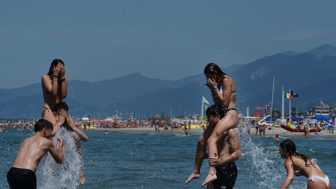 Bagnanti a Lido di Camaiore. In Toscana è un'estate da tutto esaurito Bagnanti a Lido di Camaiore. In Toscana è un'estate da tutto esaurito