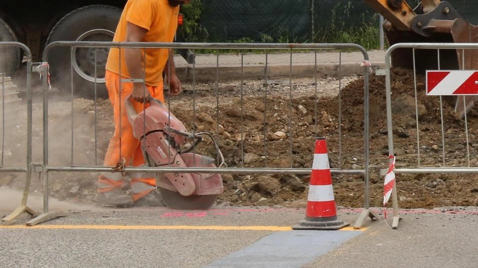 La nuova viabilità. eliminerà il pericoloso incrocio fra tre strade provinciali in località Le Vedute La nuova viabilità. eliminerà il pericoloso incrocio fra tre strade provinciali in località Le Vedute