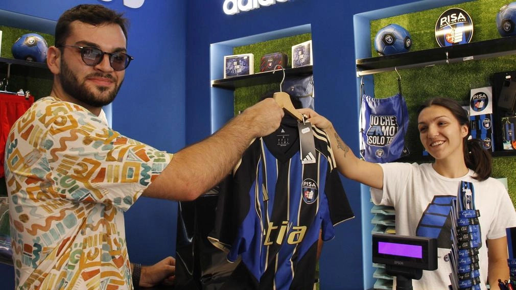 Preso d’assalto lo store ufficiale in Borgo Largo da turisti e tifosi nerazzurri "Cuadrado e Touré spopolano, negozio sempre pieno a ogni ora". Preso d’assalto lo store ufficiale in Borgo Largo da turisti e tifosi nerazzurri "Cuadrado e Touré spopolano, negozio sempre pieno a ogni ora".